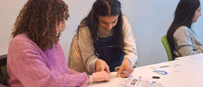 Meiden maken op Girls' Day borstelrobotjes op de UvA