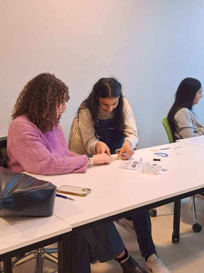 Meiden maken op Girls' Day borstelrobotjes op de UvA