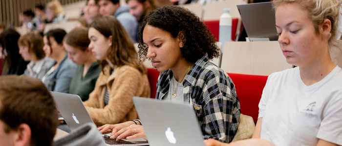 Studenten Medische informatiekunde in collegezaal